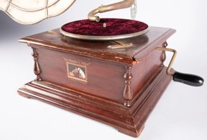Gramofon značky His Master's Voice