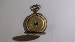 Kapesní Hodinky Regulateur se Zdobenými Červenými Číslicemi