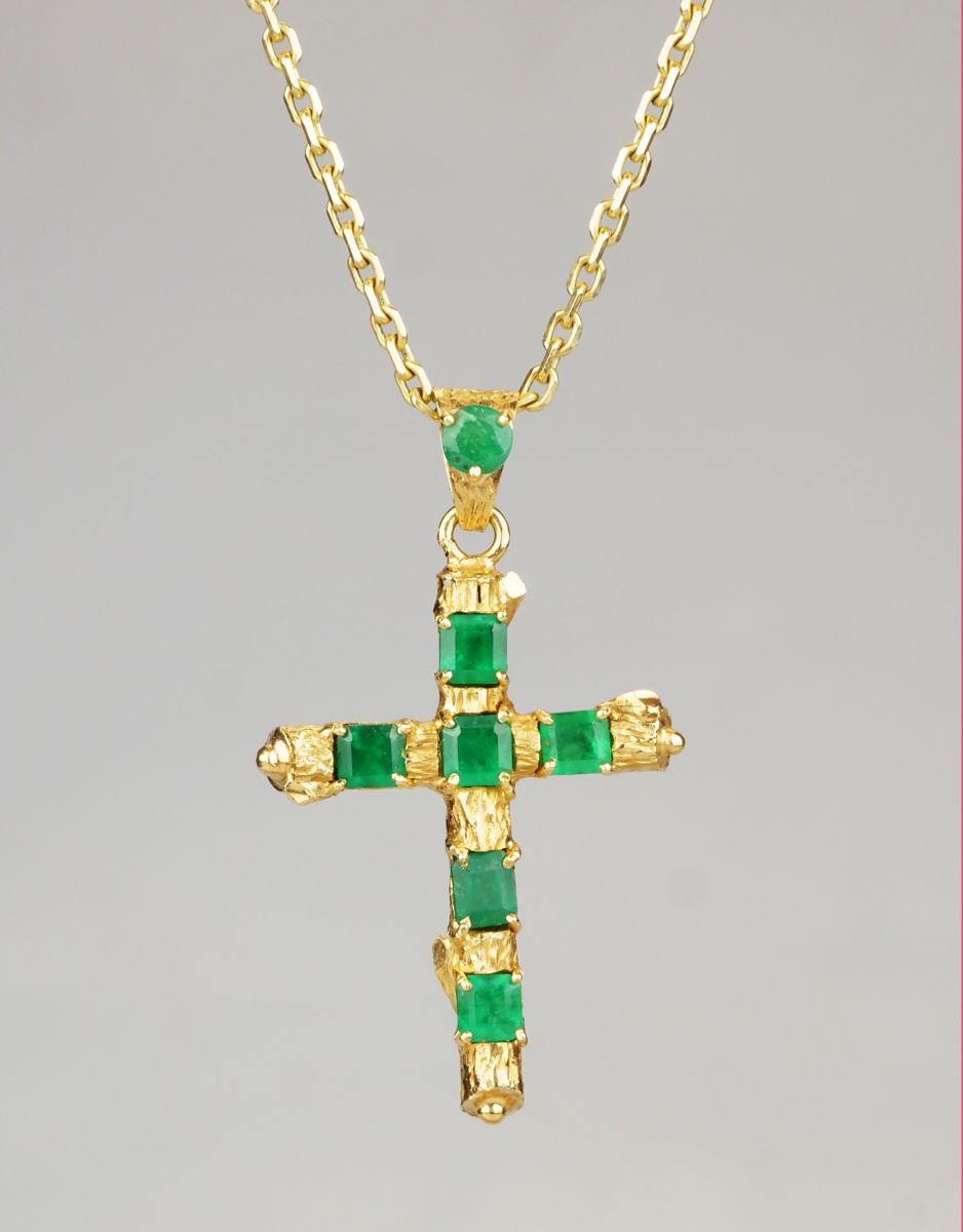 Zlatý křížek s kolumbijskými smaragdy