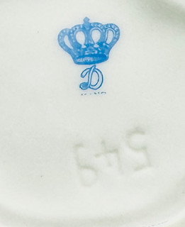 Porcelánové panenky v krajkových šatech: