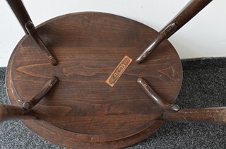 Oválný odkládací stolek Thonet