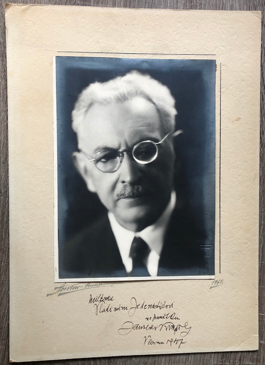 Kvapil Jaroslav-  Podpis na fotografii