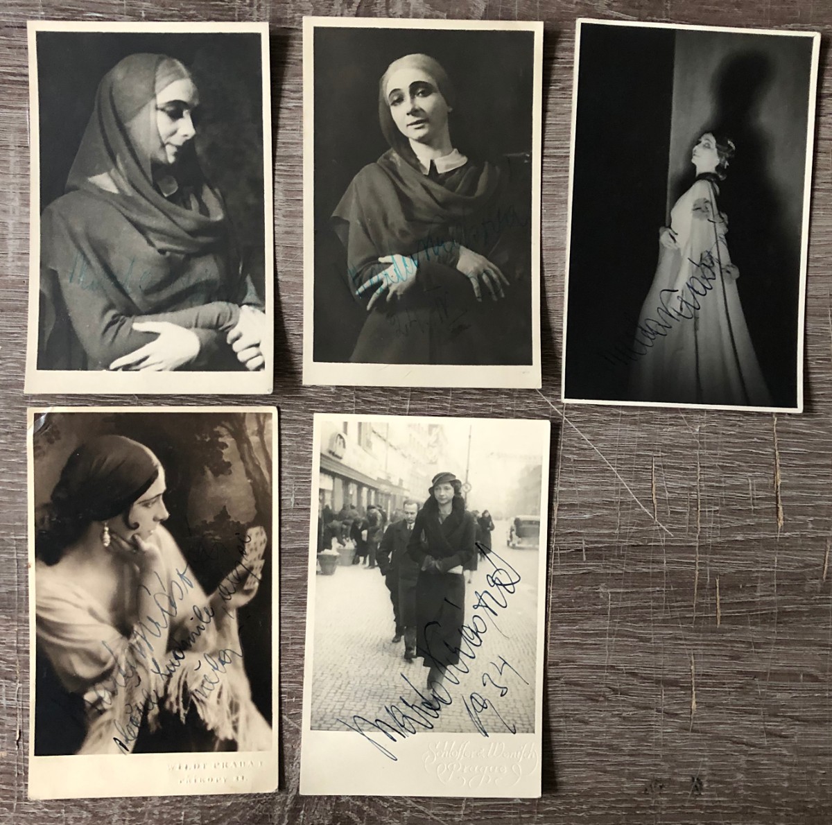 Marta Krásová -4x podpis na fotografiích na fotografiích