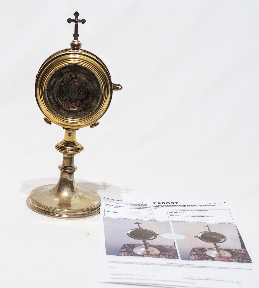 Pyxida ve tvaru monstrance se stříbrnou lunulou