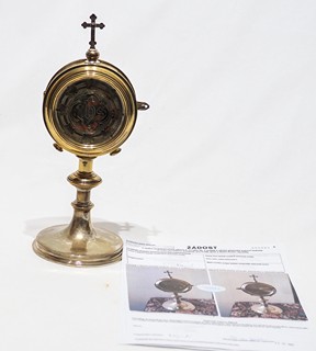 Pyxida ve tvaru monstrance se stříbrnou lunulou