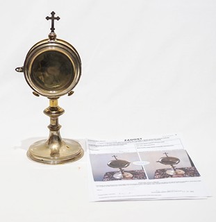 Pyxida ve tvaru monstrance se stříbrnou lunulou