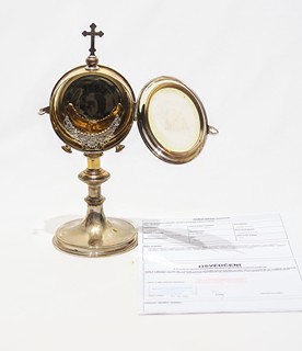 Pyxida ve tvaru monstrance se stříbrnou lunulou