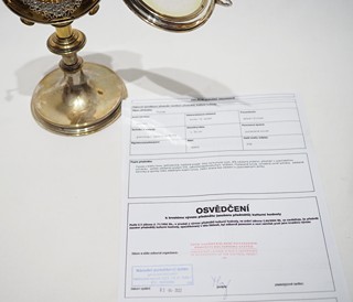 Pyxida ve tvaru monstrance se stříbrnou lunulou