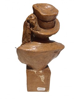 Busta muže s pentlemi na klobouku