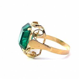 Zlatý prsten se zeleným kamenem, vel. 53