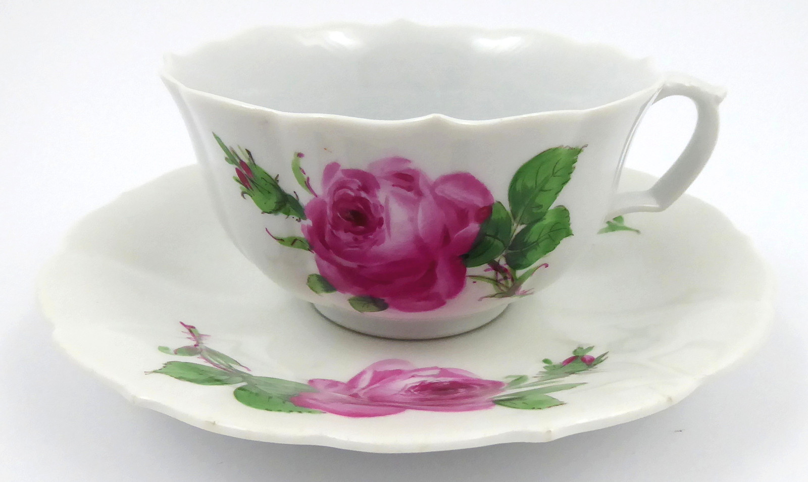 MÍŠEŇ - PORCELÁNOVÝ ŠÁLEK S PODŠÁLKEM S KVĚTY RŮŽÍ