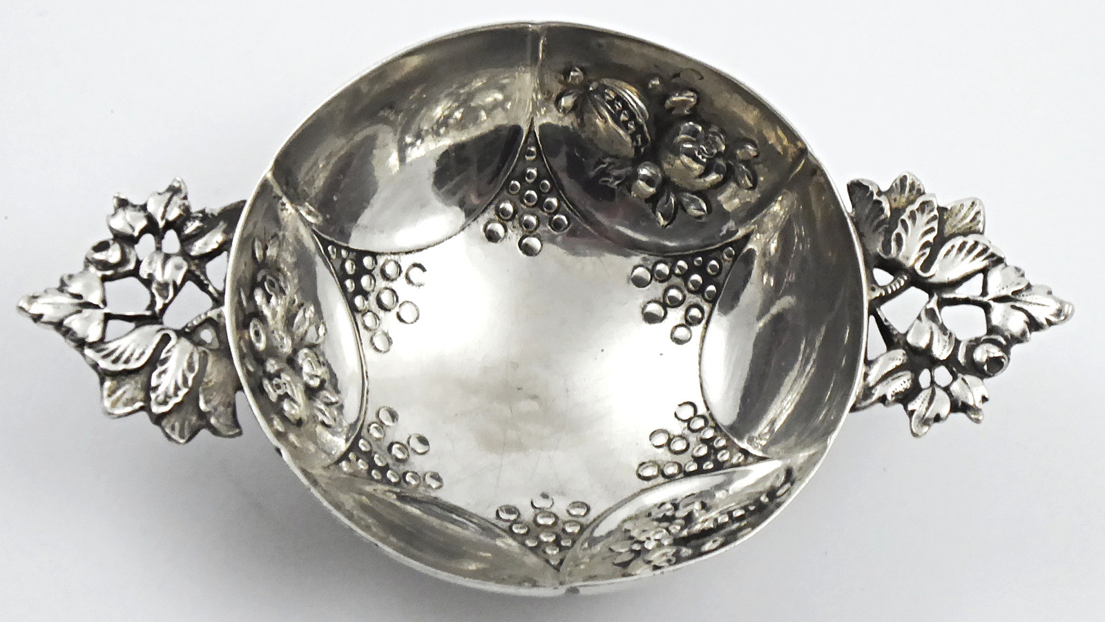 NOBLESNÍ STŘÍBRNÁ MISTIČKA S ÚCHYTY - J. KURZ & CO., HANAU