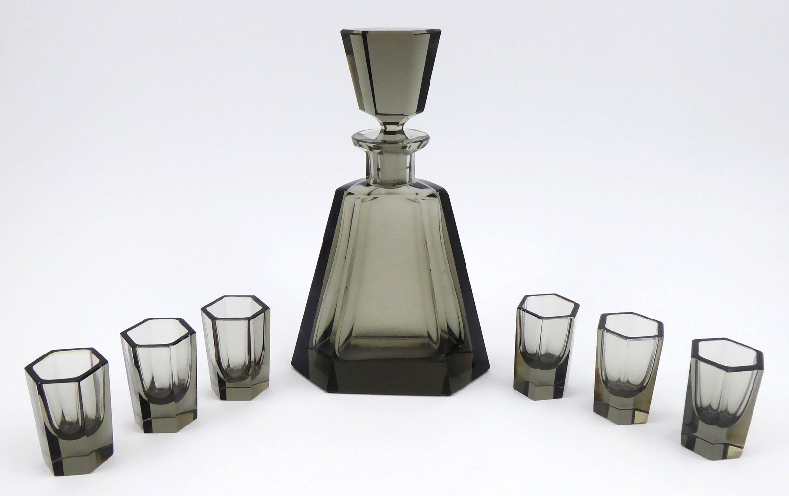 ART DECO KARAFA S 6 SKLENIČKAMI Z RUČNĚ BROUŠENÉHO KOUŘOVÉHO SKLA