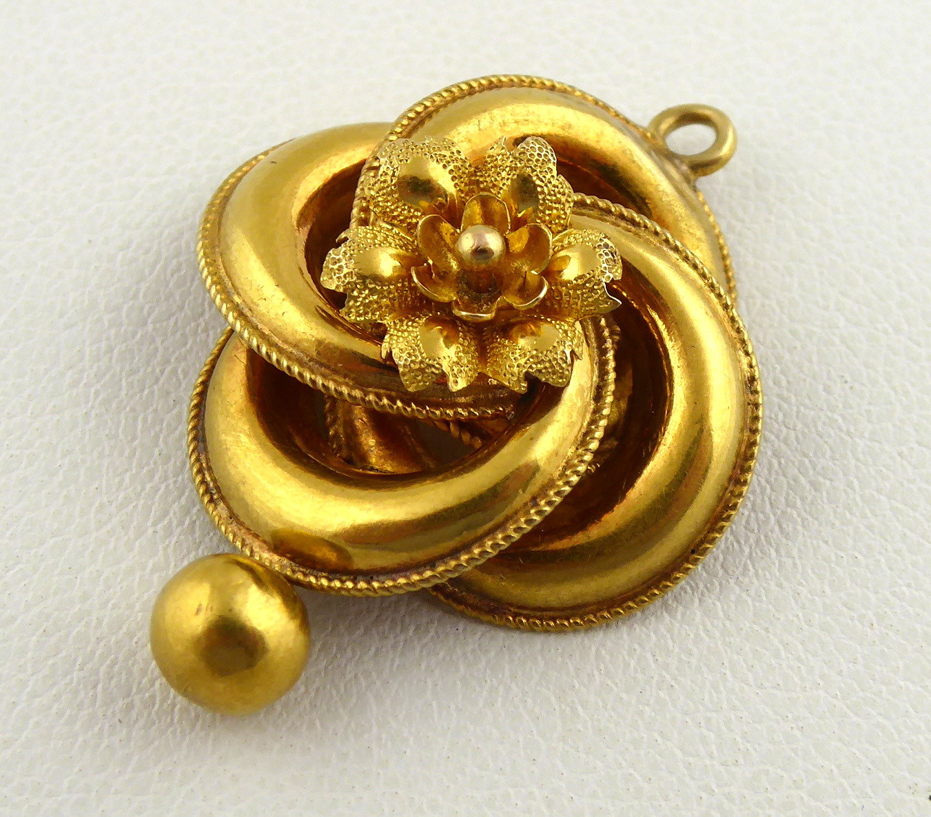 ZLATÝ PŘÍVĚSEK Z OBDOBÍ BIEDERMEIERU - PRECIZNĚ JEMNÁ ŠPERKAŘINA