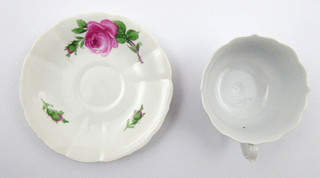 MÍŠEŇ - PORCELÁNOVÝ ŠÁLEK S PODŠÁLKEM S KVĚTY RŮŽÍ