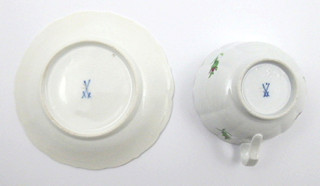 MÍŠEŇ - PORCELÁNOVÝ ŠÁLEK S PODŠÁLKEM S KVĚTY RŮŽÍ