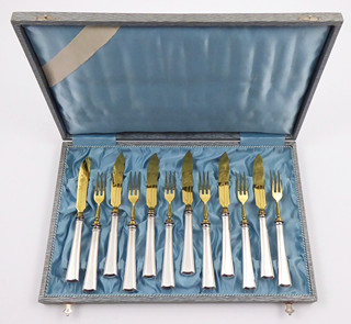 REPREZENTATIVNÍ ZLACENÁ STŘÍBRNÁ SADA DEZERTNÍCH PŘÍBORŮ V KAZETĚ, 12 KS