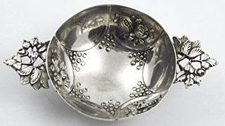 NOBLESNÍ STŘÍBRNÁ MISTIČKA S ÚCHYTY - J. KURZ & CO., HANAU