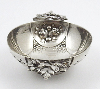 NOBLESNÍ STŘÍBRNÁ MISTIČKA S ÚCHYTY - J. KURZ & CO., HANAU