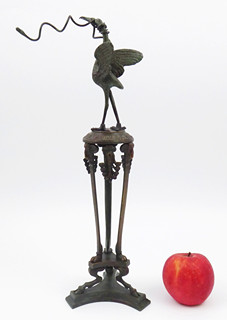 BRONZOVÁ ANTICKÁ TROJNOŽKA S JEŘÁBEM - VYŠŠÍ