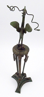 BRONZOVÁ ANTICKÁ TROJNOŽKA S JEŘÁBEM - VYŠŠÍ