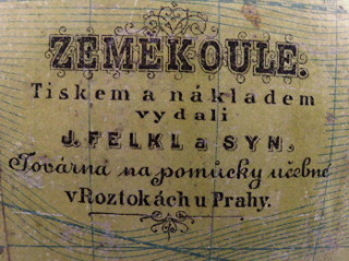 VELKÝ GLÓBUS NA DŘEVĚNÉ NOZE - J. FELKL A SYN, ROZTOKY U PRAHY