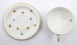 PHILIPP ROSENTHAL (1855-1937) - ROSENTHAL, MARIA - ČAJOVÝ ŠÁLEK S RELIÉFNÍM KVĚTINOVÝM VĚNEČKEM