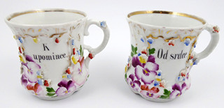 DVA RUČNĚ MALOVANÉ HRNEČKY S RELIÉFNÍMI KVĚTY - "K UPOMÍNCE" A "OD SRDCE"