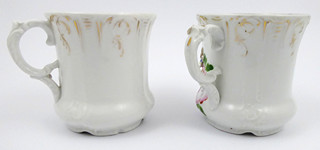 DVA RUČNĚ MALOVANÉ HRNEČKY S RELIÉFNÍMI KVĚTY - "K UPOMÍNCE" A "OD SRDCE"