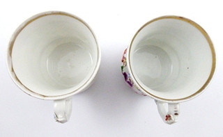 DVA RUČNĚ MALOVANÉ HRNEČKY S RELIÉFNÍMI KVĚTY - "K UPOMÍNCE" A "OD SRDCE"