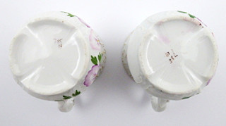 DVA RUČNĚ MALOVANÉ HRNEČKY S RELIÉFNÍMI KVĚTY - "K UPOMÍNCE" A "OD SRDCE"