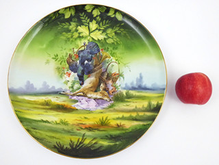 ROZMĚRNÝ PORCELÁNOVÝ ZÁVĚSNÝ TALÍŘ S LOVECKÝM MOTIVEM