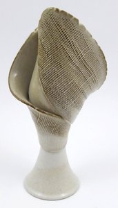 OLGA HUDEČKOVÁ (1936-2005) - AUTORSKÁ UMĚLECKÁ VÁZA - ROZVÍJEJÍCÍ SE POUPĚ