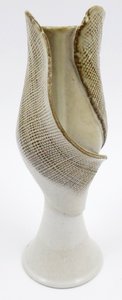 OLGA HUDEČKOVÁ (1936-2005) - AUTORSKÁ UMĚLECKÁ VÁZA - ROZVÍJEJÍCÍ SE POUPĚ