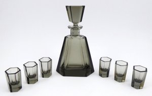 ART DECO KARAFA S 6 SKLENIČKAMI Z RUČNĚ BROUŠENÉHO KOUŘOVÉHO SKLA