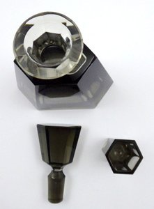 ART DECO KARAFA S 6 SKLENIČKAMI Z RUČNĚ BROUŠENÉHO KOUŘOVÉHO SKLA