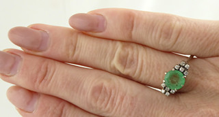 ZLATÝ PRSTEN S VELKÝM PŘÍRODNÍM SMARAGDEM A DESETI DIAMANTY