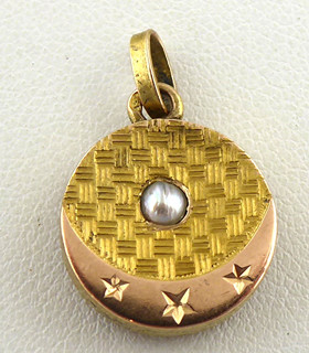 JEMNÝ ZLATÝ MEDAILONEK S PŘÍRODNÍ ŘÍČNÍ PERLIČKOU