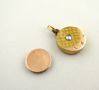 JEMNÝ ZLATÝ MEDAILONEK S PŘÍRODNÍ ŘÍČNÍ PERLIČKOU