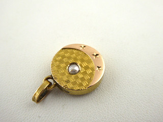 JEMNÝ ZLATÝ MEDAILONEK S PŘÍRODNÍ ŘÍČNÍ PERLIČKOU