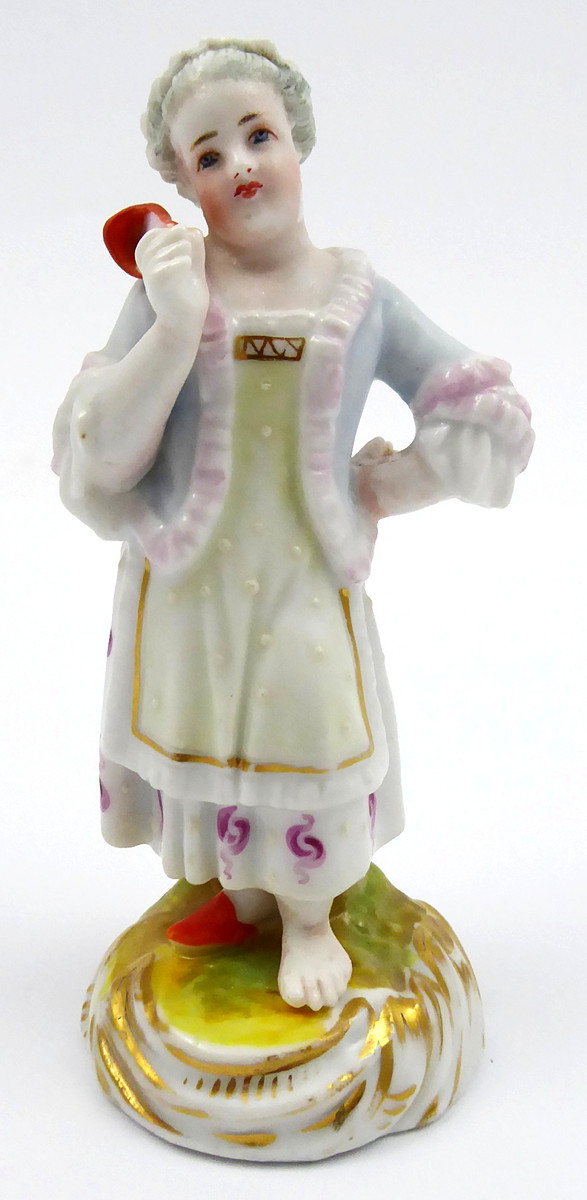PORCELÁNKA PRAHA - DÍVKA SE STŘEVÍCEM, BIEDERMEIER