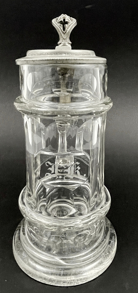 KORBEL S MONOGRAMEM A CÍNOVÝM OKRUŽÍM