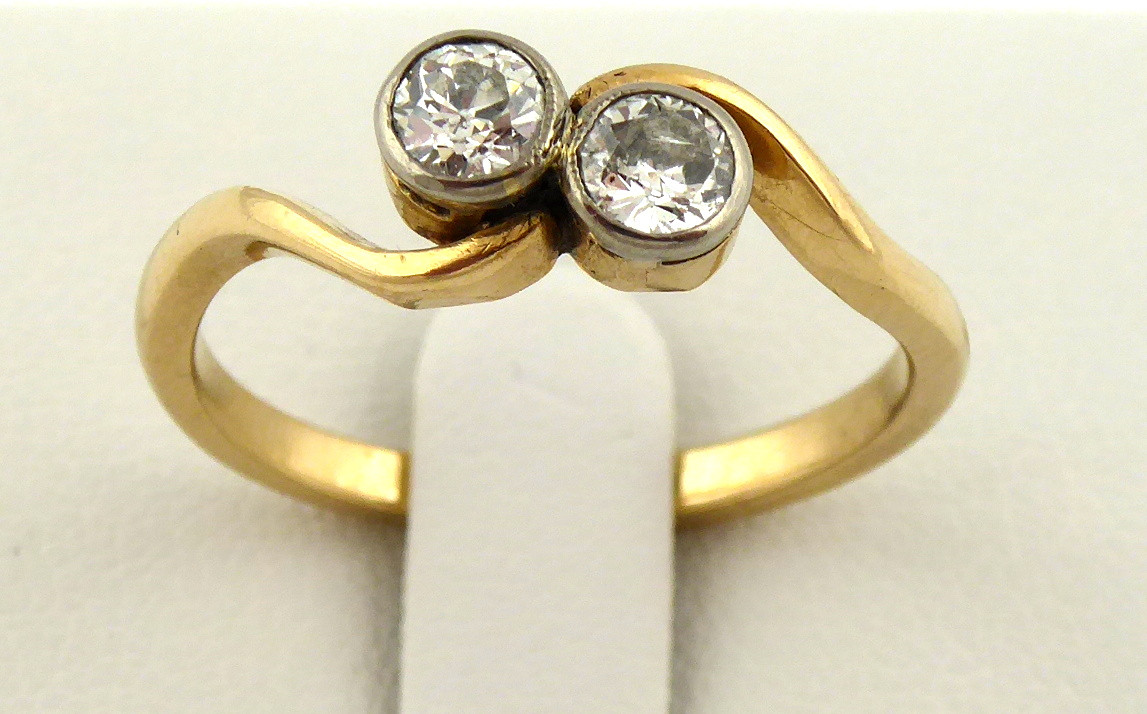 ZAJÍMAVÝ ZLATÝ PRSTEN S DIAMANTY - 0,50 CT