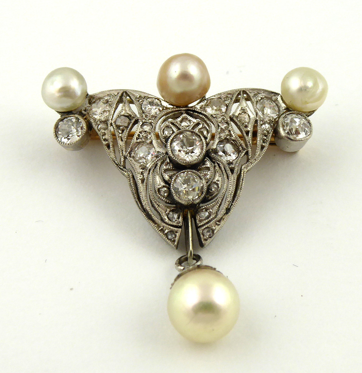 ELEGANTNÍ BROŽ S MOŘSKÝMI PERLAMI A DIAMANTY - 1,00 CT