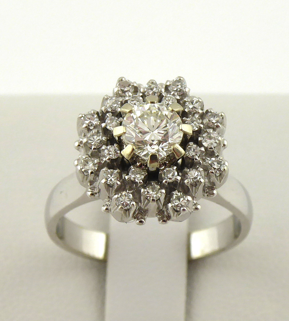 VÝRAZNÝ PRSTEN Z BÍLÉHO ZLATA A 25 DIAMANTY - 0,75 CT