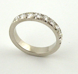 PRSTEN Z BÍLÉHO ZLATA A 9 PŘÍRODNÍMI DIAMANTY - 0,55 CT