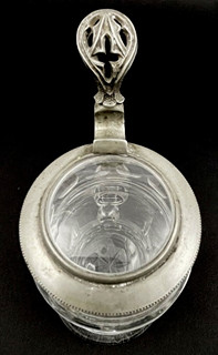KORBEL S MONOGRAMEM A CÍNOVÝM OKRUŽÍM