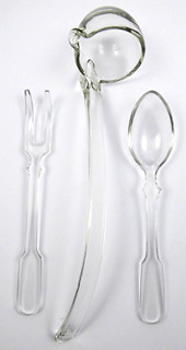 SKLENĚNÁ NABĚRAČKA A SERVÍROVACÍ LŽÍCE S VIDLIČKOU