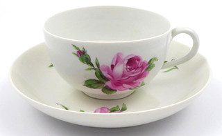 MÍŠEŇ - REPREZENTATIVNÍ ČAJOVÝ ŠÁLEK S RŮŽEMI A FLORÁLNÍM ÚCHYTEM