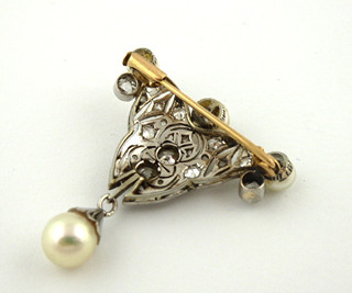 ELEGANTNÍ BROŽ S MOŘSKÝMI PERLAMI A DIAMANTY - 1,00 CT